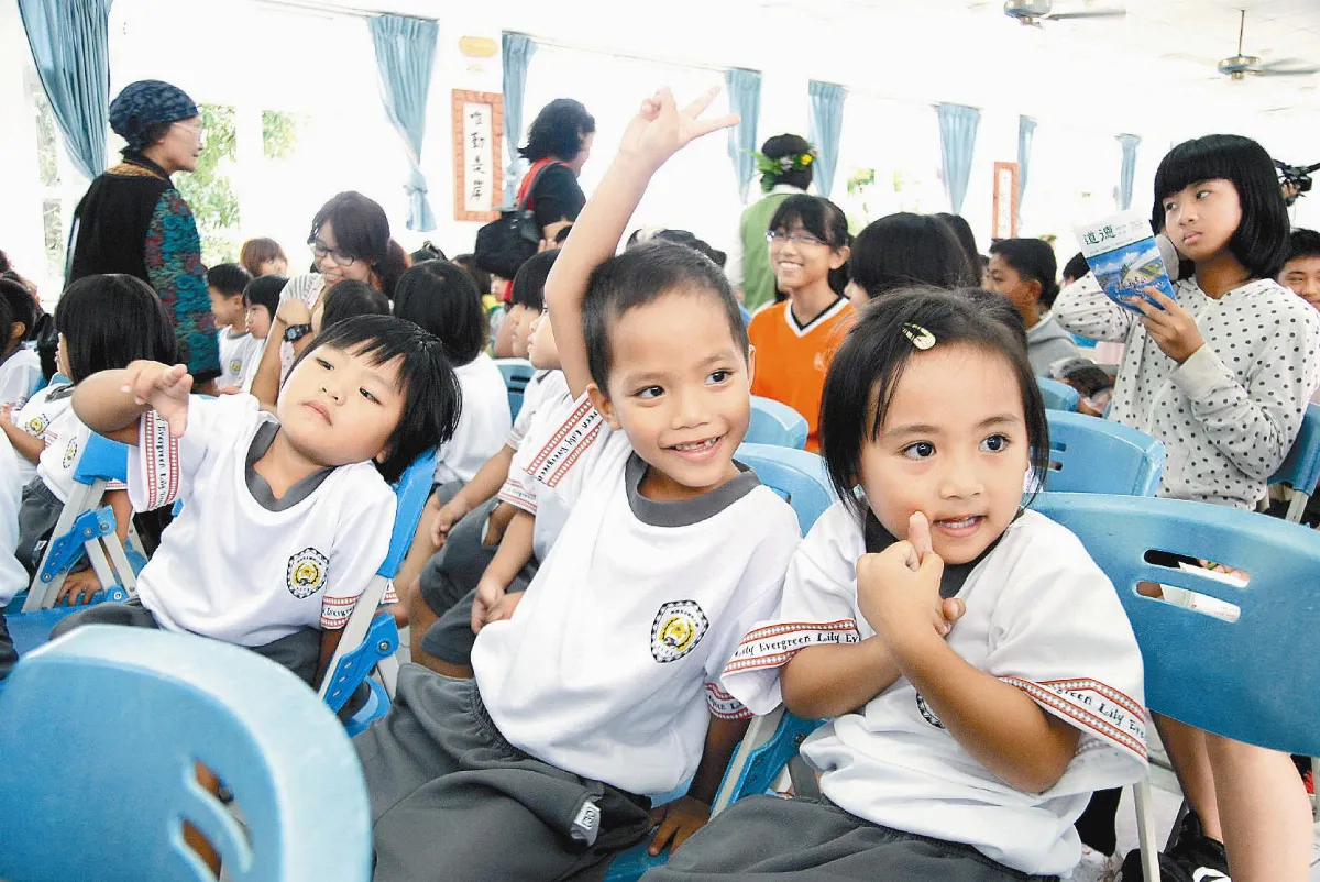 張爺爺送禮 原民生開心穿新制服