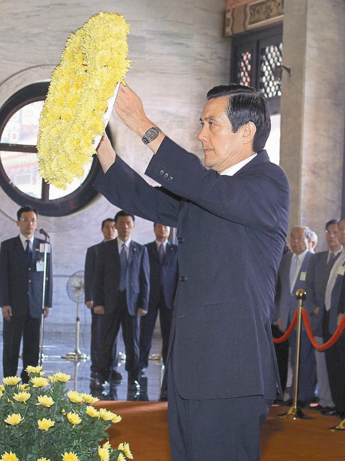 向革命先烈致意