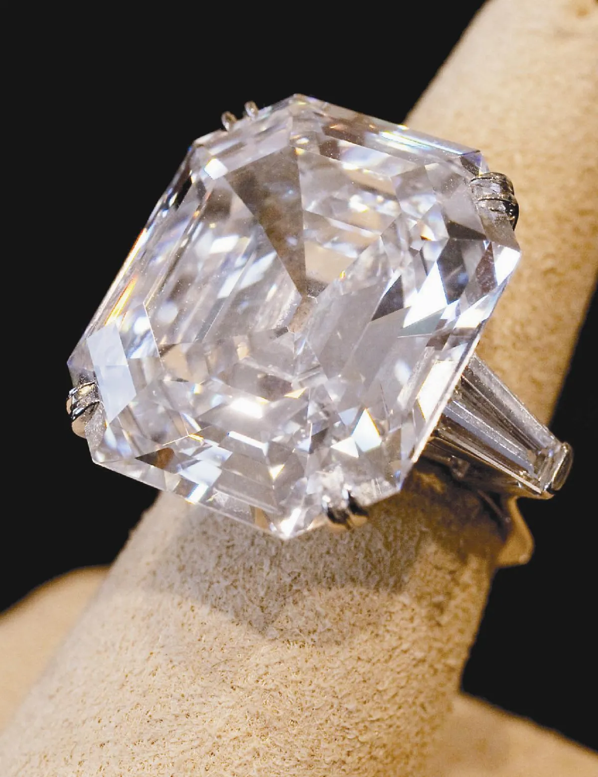 每一件都有一段故事玉婆珍藏珠寶將拍賣