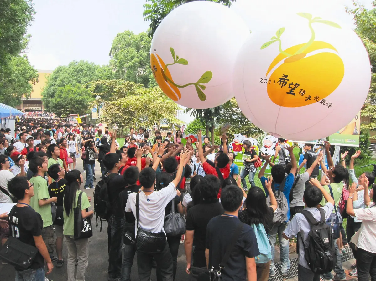 大學新鮮人報到東海 滾氣球入校門