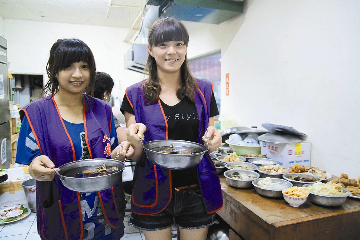 實習收穫滿滿人安辦桌宴街友 大學生當服務生