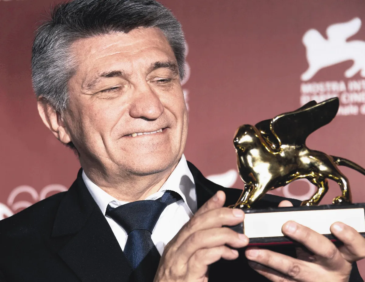 浮士德、人山人海  猛擒金銀獅