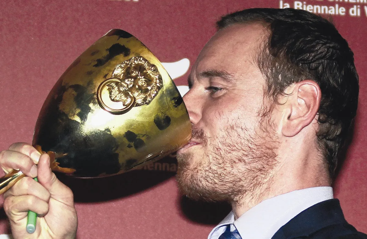 浮士德、人山人海  猛擒金銀獅