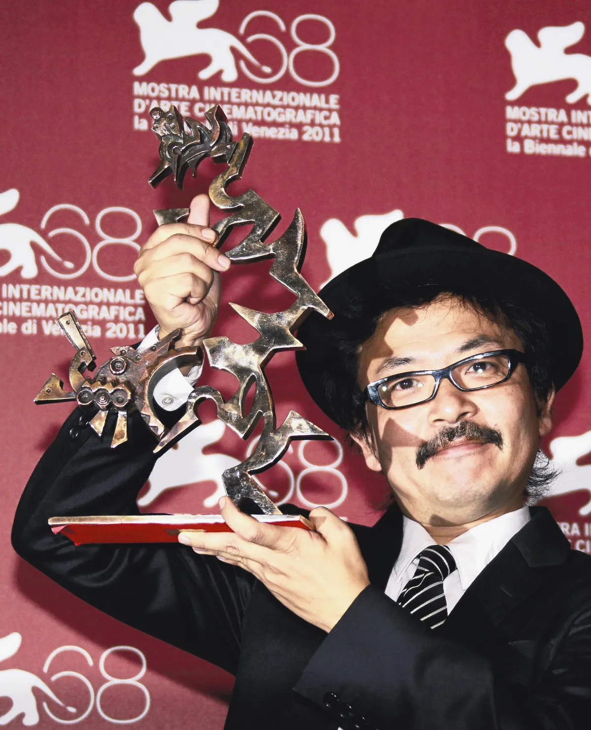 浮士德、人山人海  猛擒金銀獅