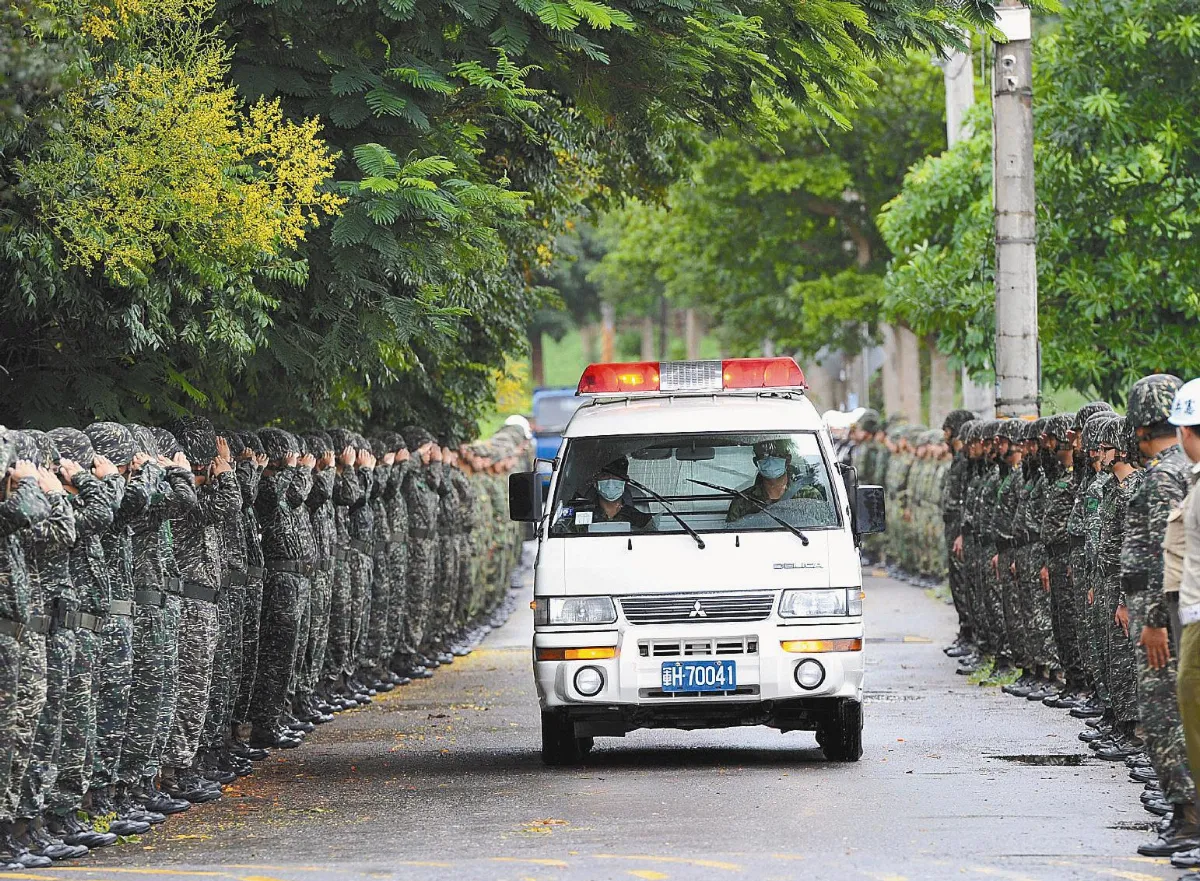 軍機飛偏撞山 尋獲部分遺體