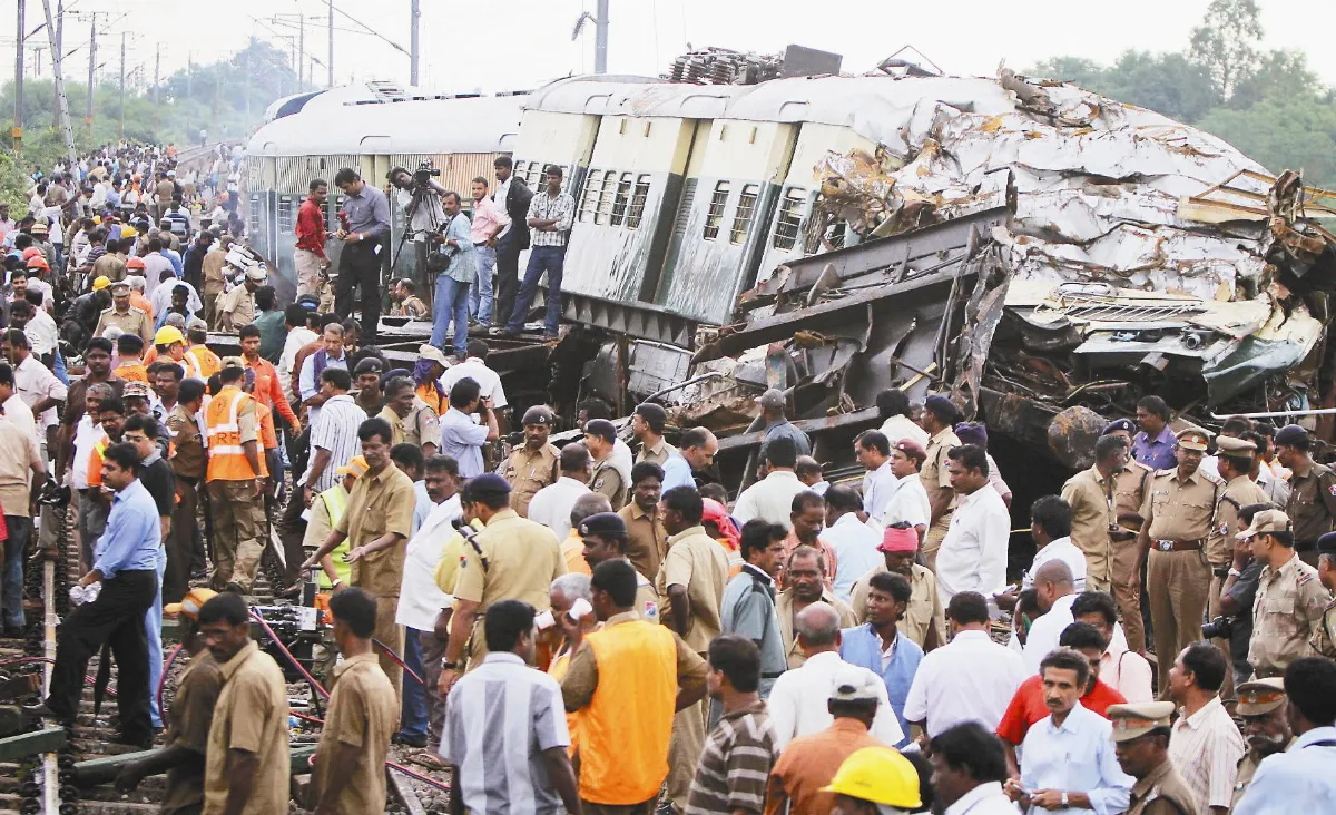 印度火車追撞 9死逾百傷