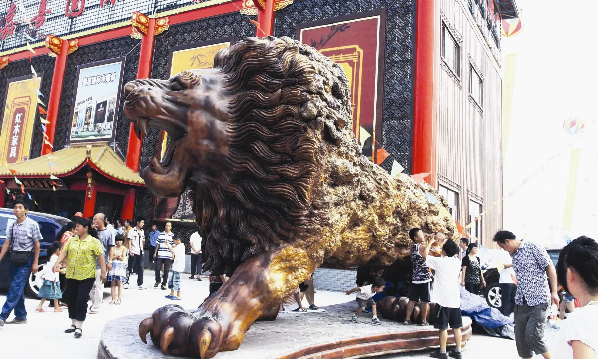 巨型雄獅根雕吸睛