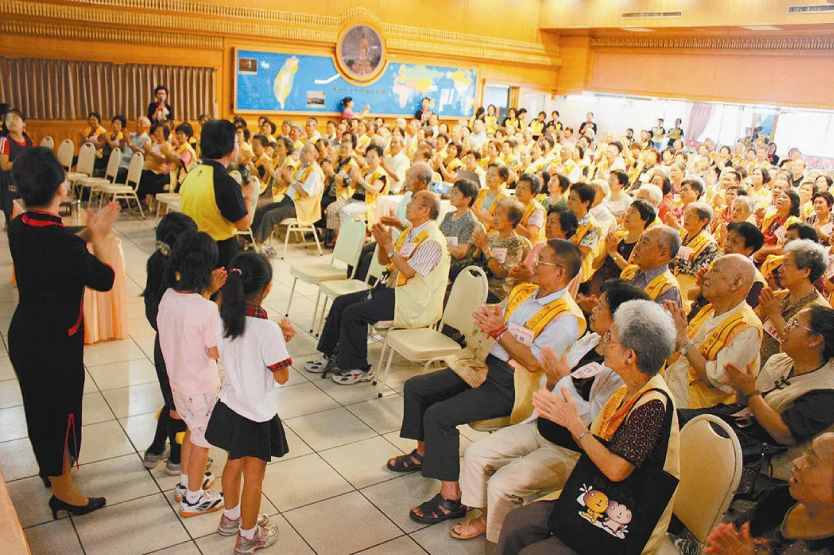 法寶寺敬老 佛光長者開心