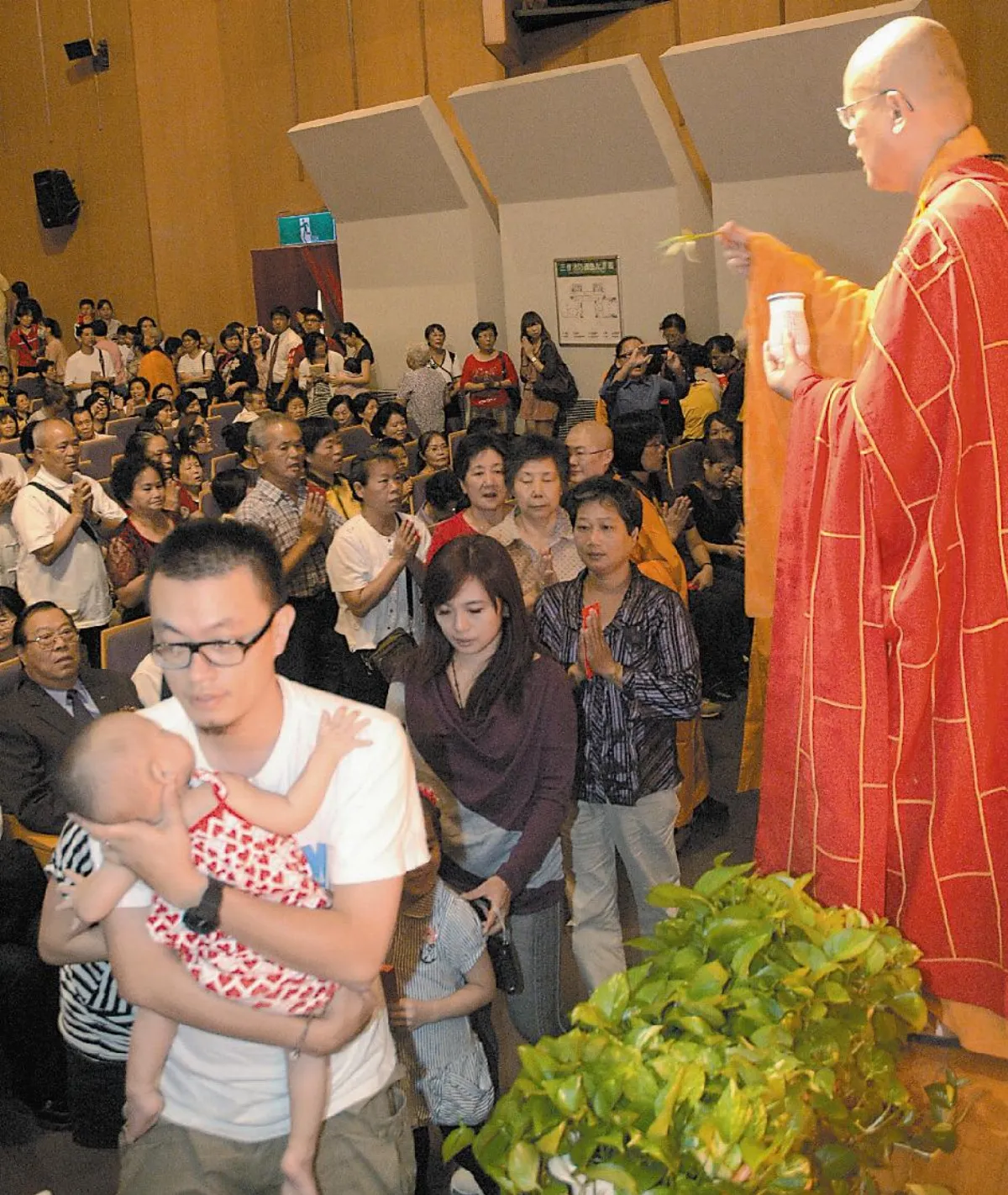 老爺爺、嬰兒 全都皈依了！