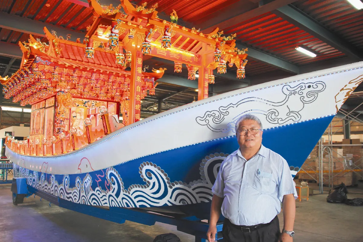 7200片玻璃 造媽祖船