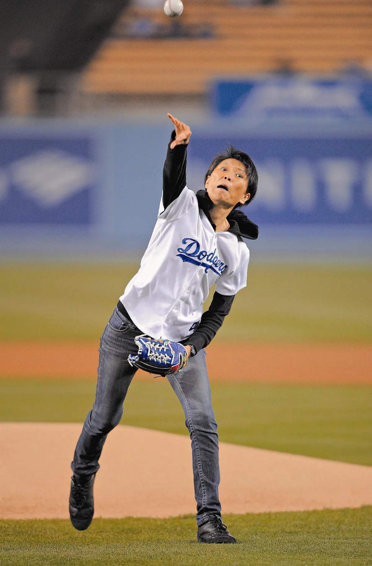 MLB開球 正中本壘板 酷酷嫂拉弓