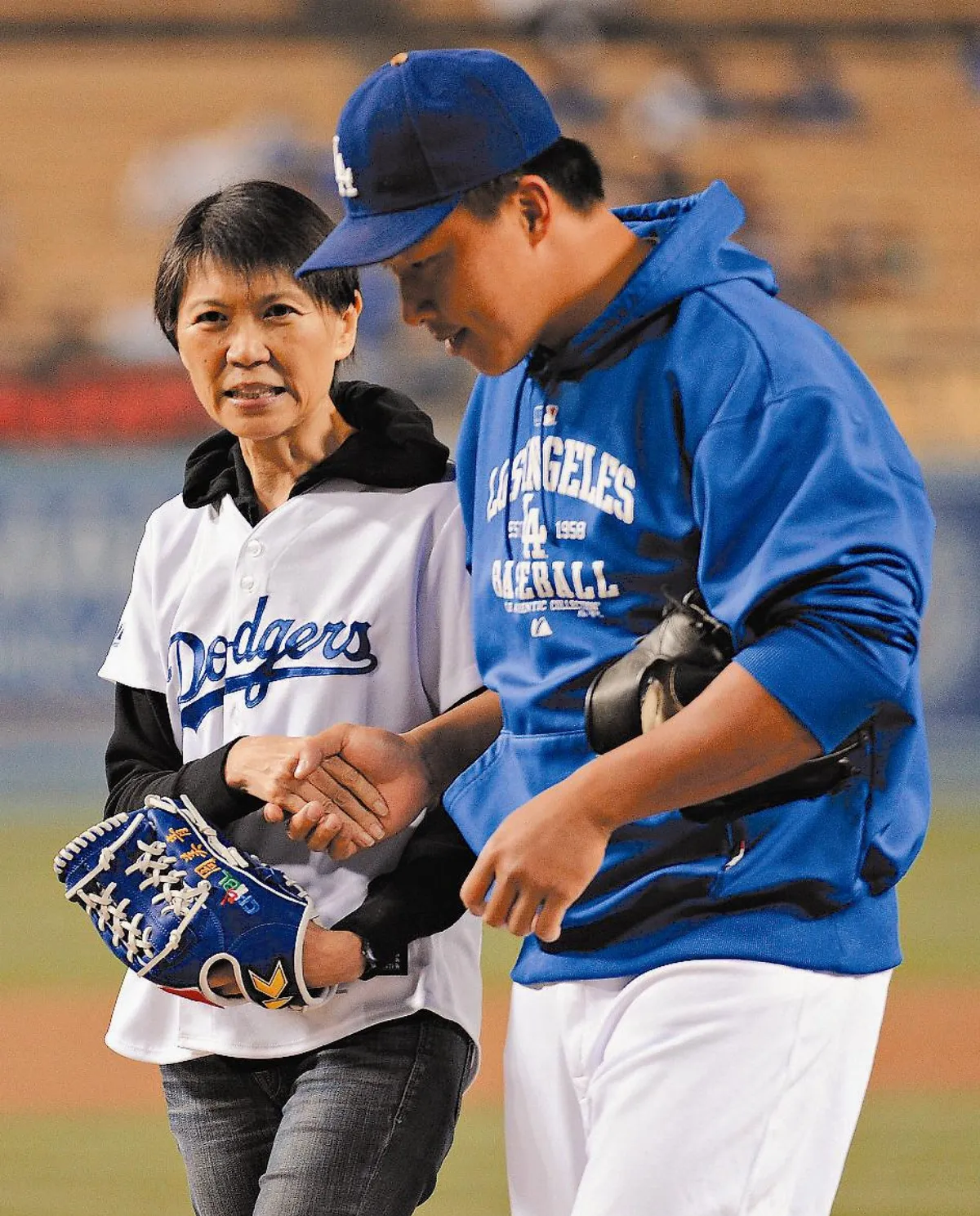 MLB開球 正中本壘板 酷酷嫂拉弓