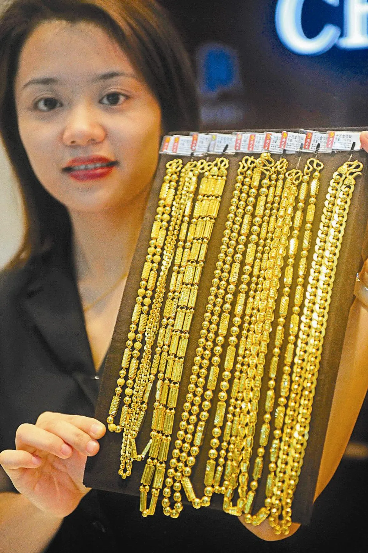 金價溜滑梯 跌破1700美元