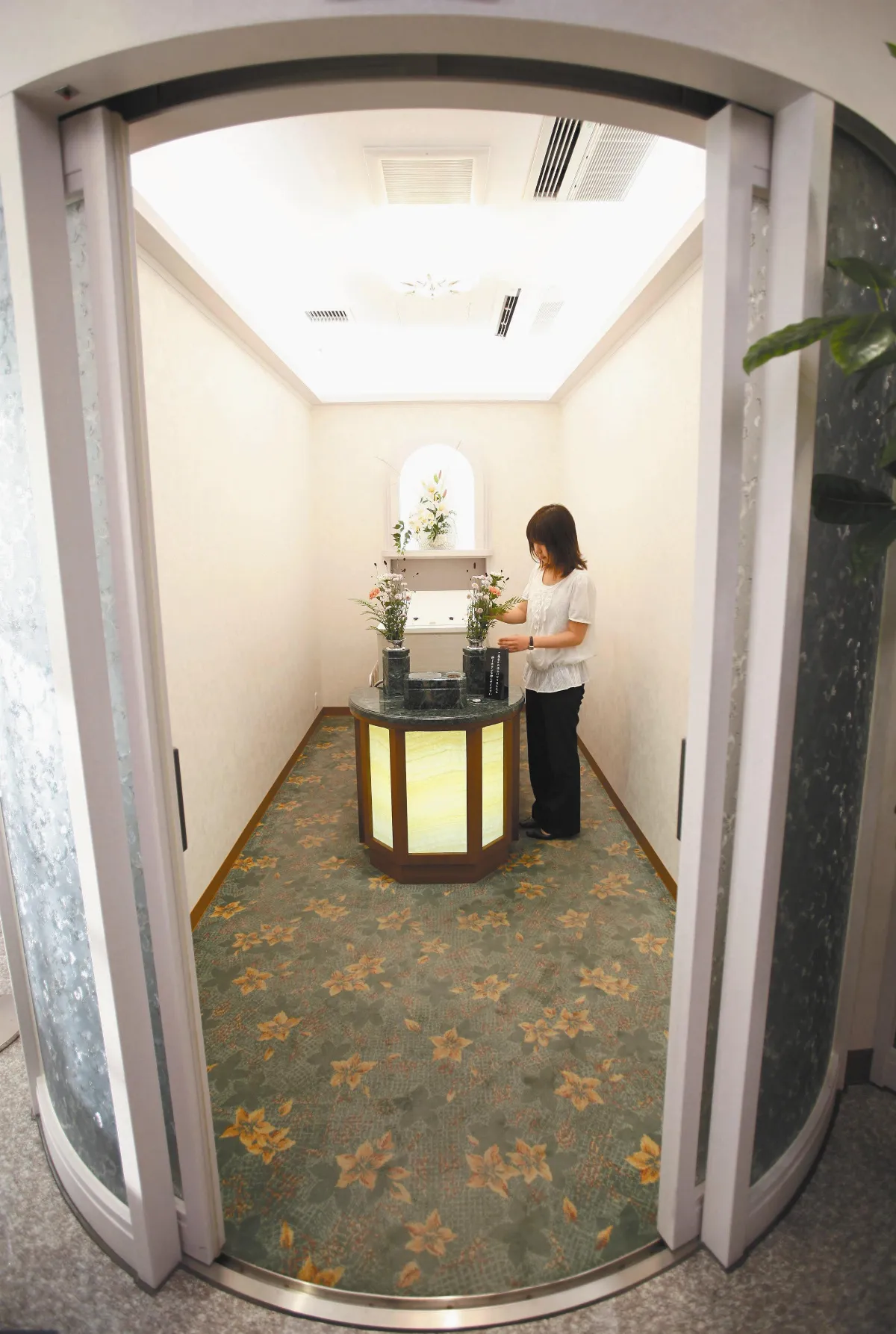Death industry reaps grim profit as Japan dies死亡國度日本 葬儀業大發死人財