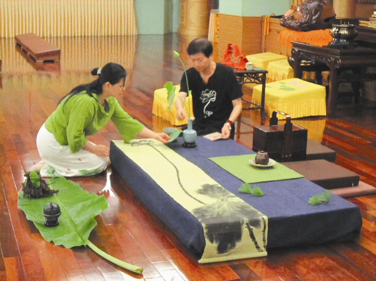 他教茶她插花 修行路上相扶持