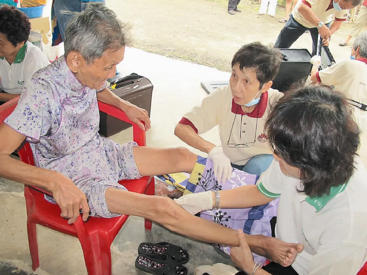 打掃環境、義診 大馬佛光人獻愛心