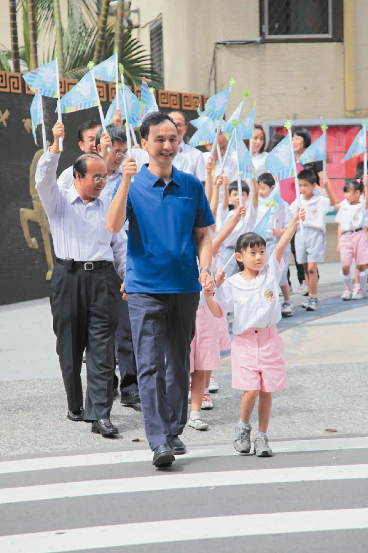 揮揮小旗 學童安全走路