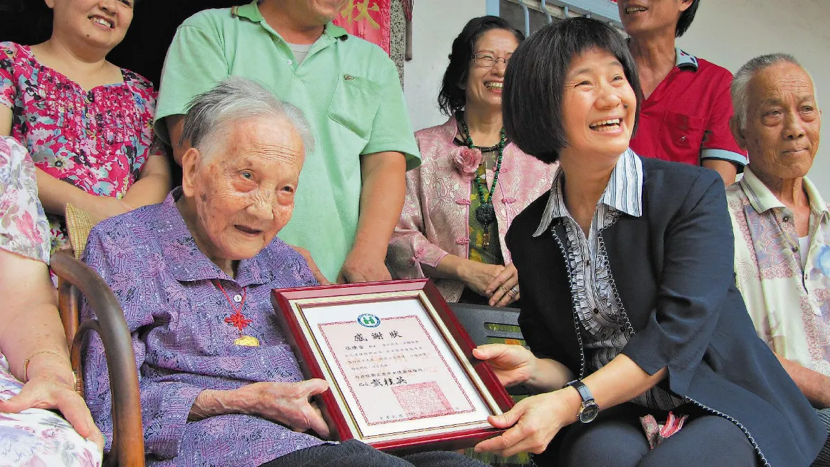 百歲嬤 沒用過健保卡