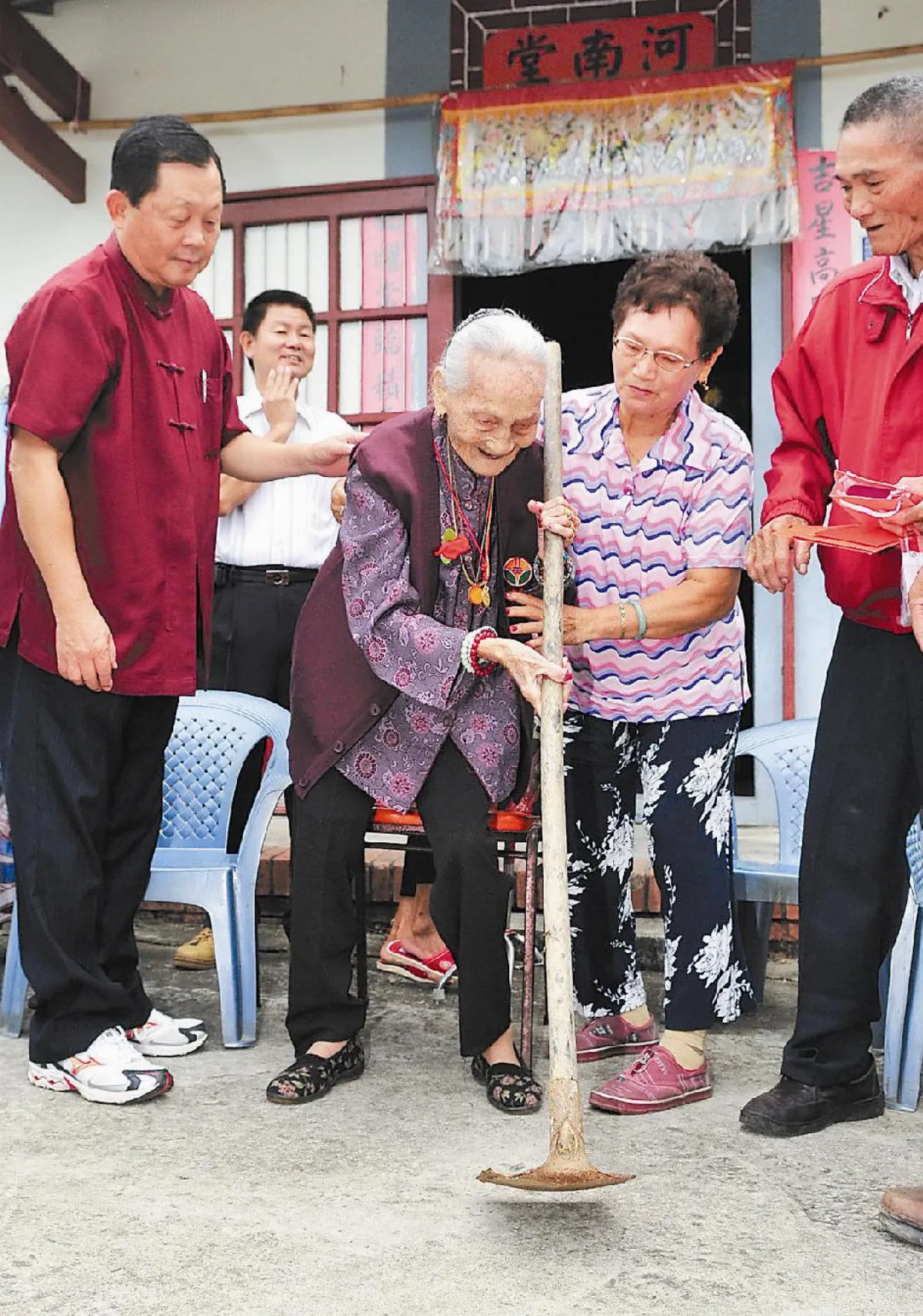 105歲人瑞秀荷鋤