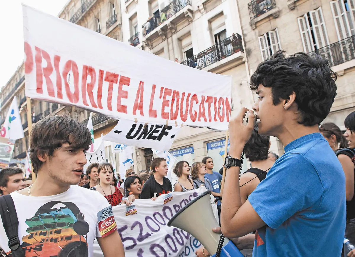 傳休假縮水 法數千高中生暴動