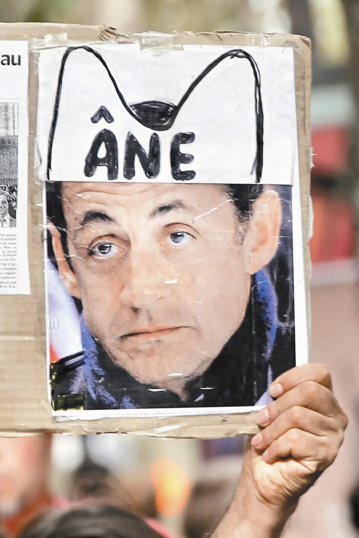 傳休假縮水 法數千高中生暴動