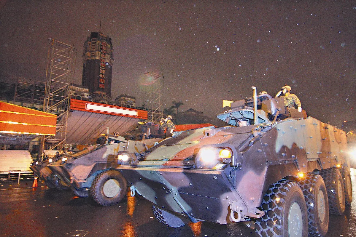 向右看…敬禮…