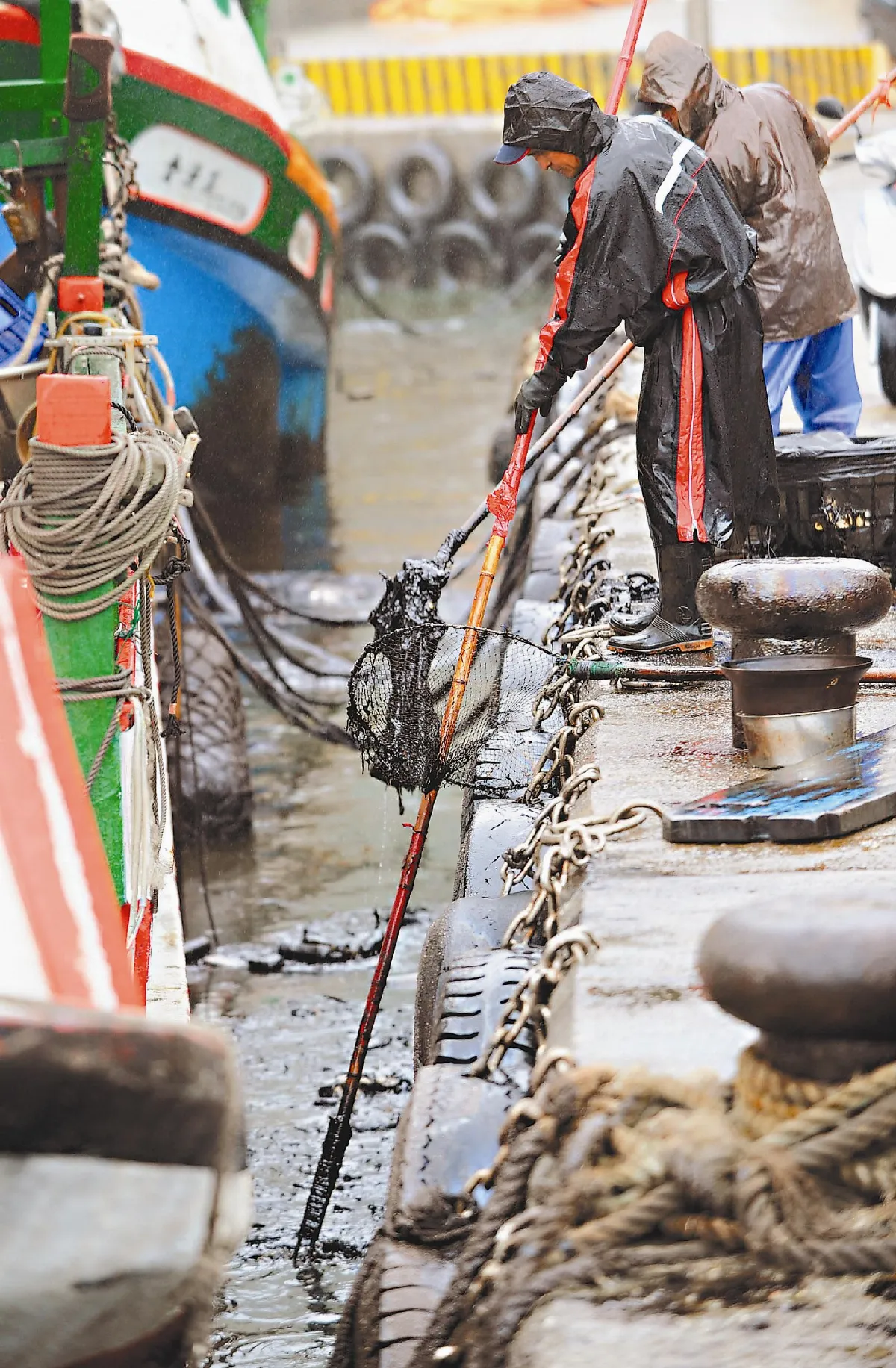 瑞興輪漏油 岸上汙染15日內清除