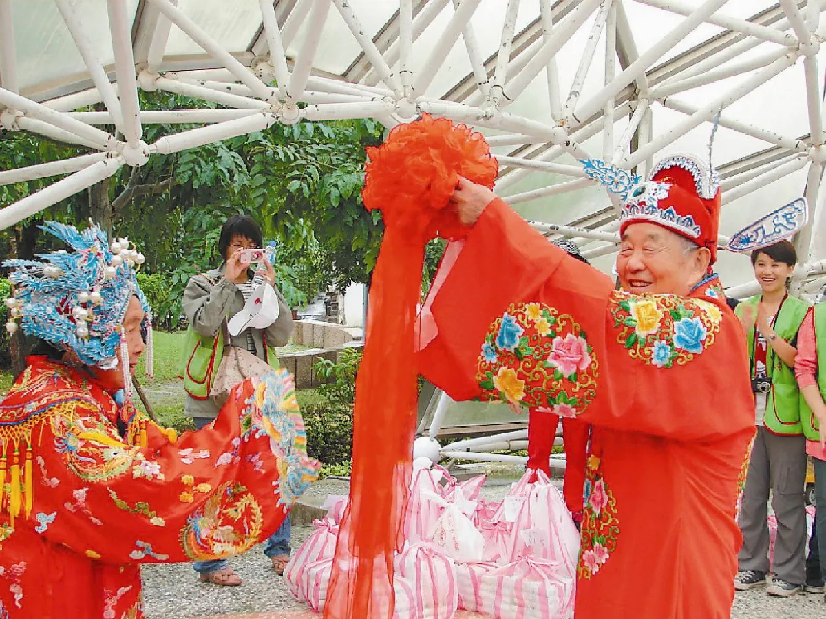 相伴逾50年 八旬夫妻公開示愛