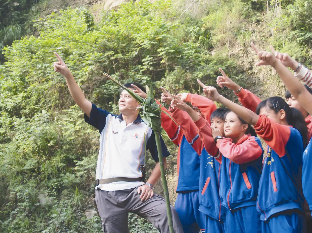 達邦發現蜂窩 校長教鄒族傳統