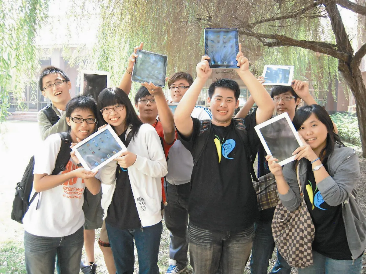 南華贈iPad2 勉新鮮人自主學