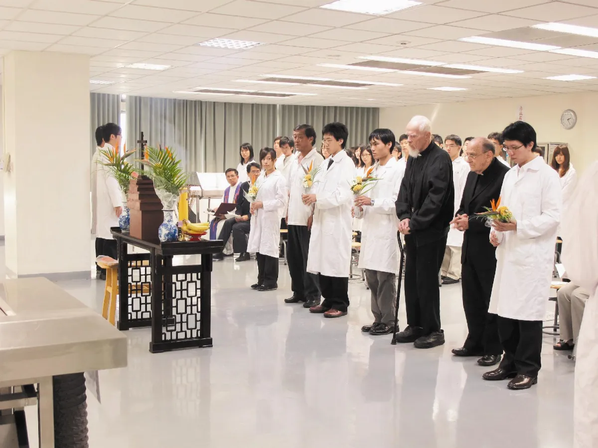 神父大體啟用 輔大學生追思大愛