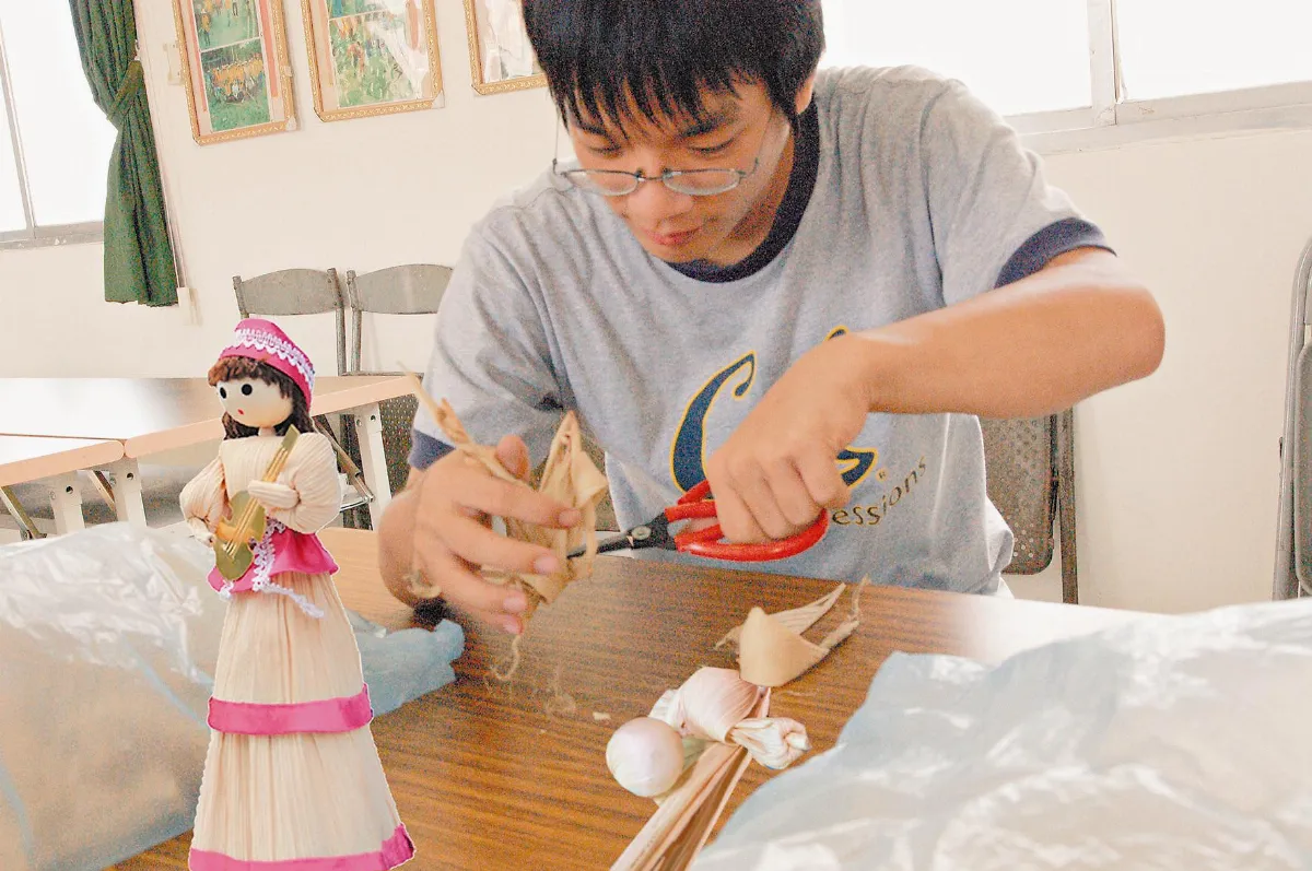 大學生駐村體驗 學做玉米娃娃