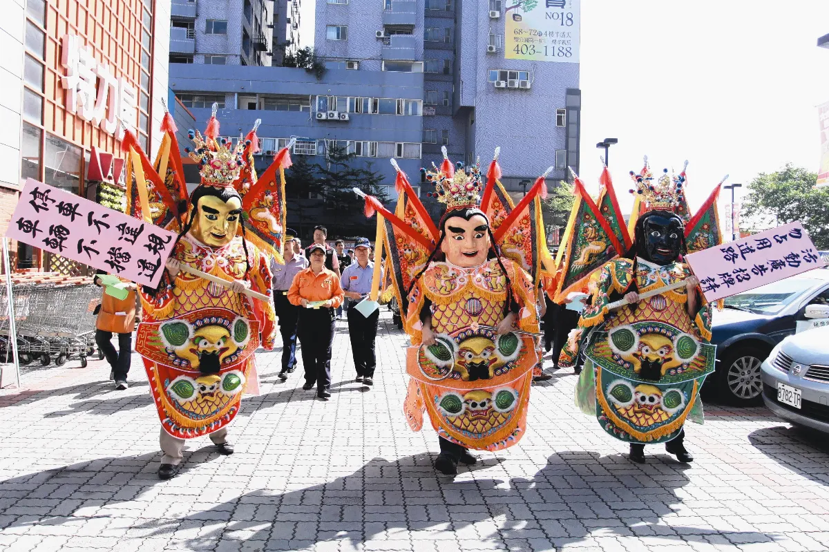警宣導路暢 三太子相助
