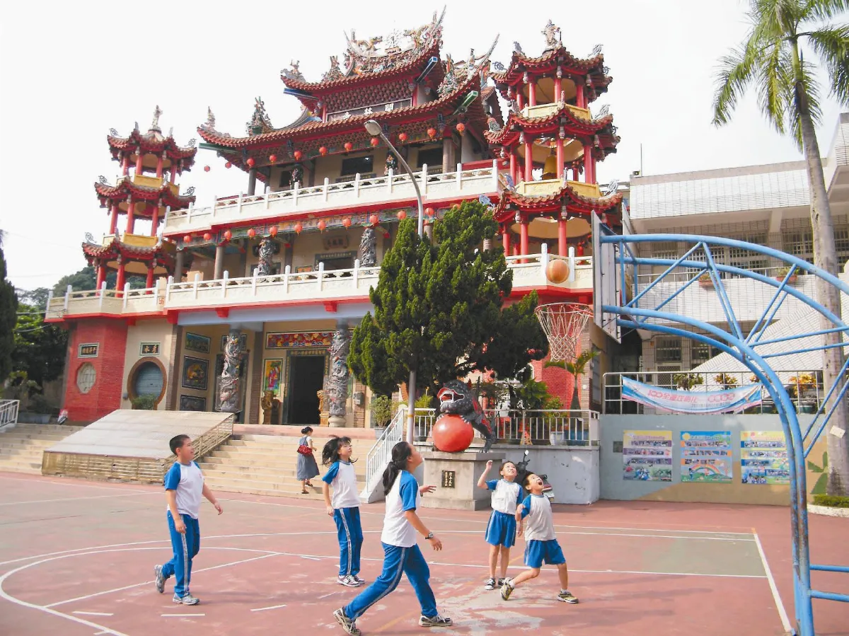 校中有寺  寺中有校出錢出地興學 開林寺 明湖國小一家親