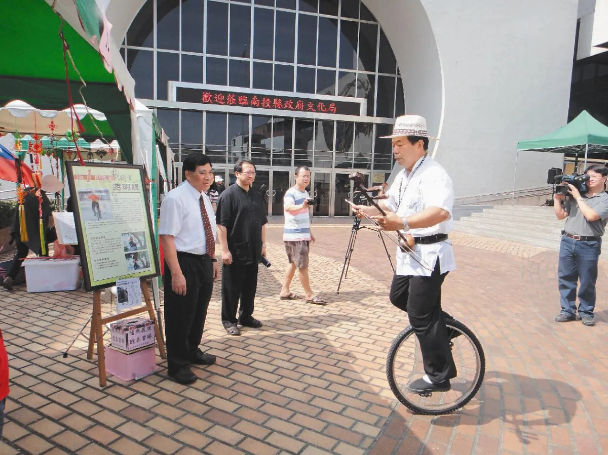 街頭藝人 佛光人游明謀