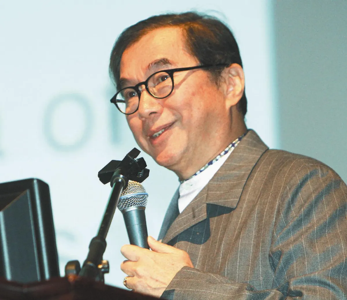 林百里：學生不會創新 不及格