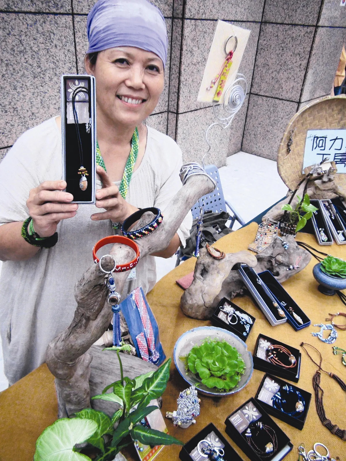 蔡淑貞巧手 廢果核變時尚項鍊