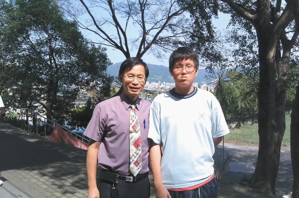 堅持百分之百  表揚學生拍照上網 校長不間斷