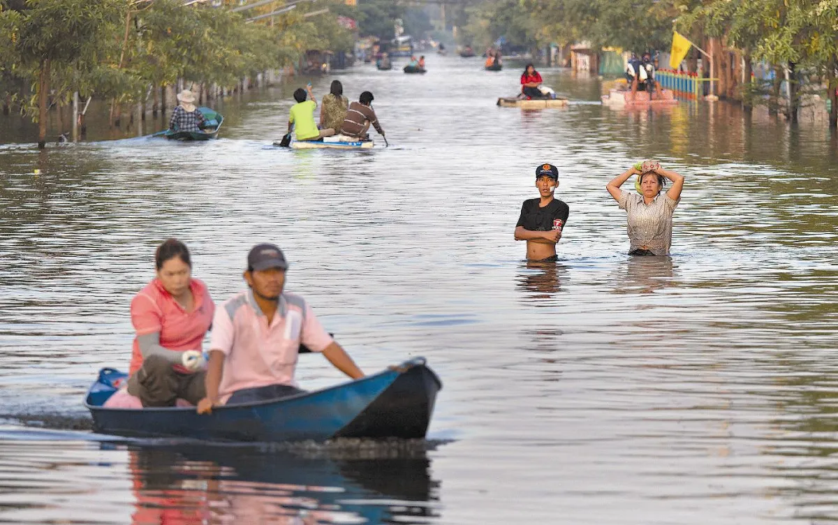 洪水入侵市中心 曼谷地鐵恐淪陷