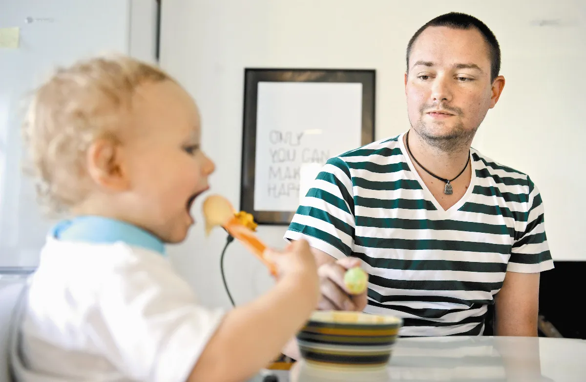 Swedish dads swap work for child care瑞典新好爸爸 放下工作回家照顧幼兒