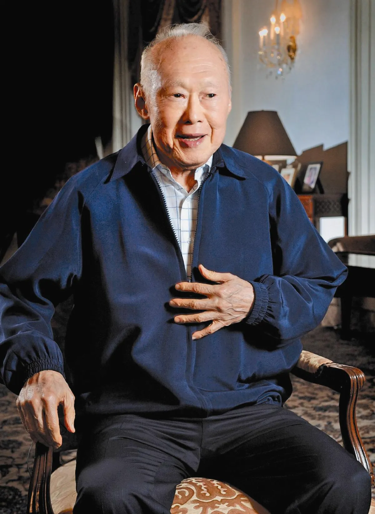 李光耀罹神經病變 走路不穩