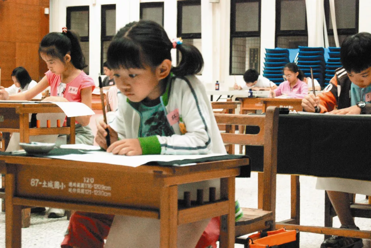 寫書法 小二生了得！
