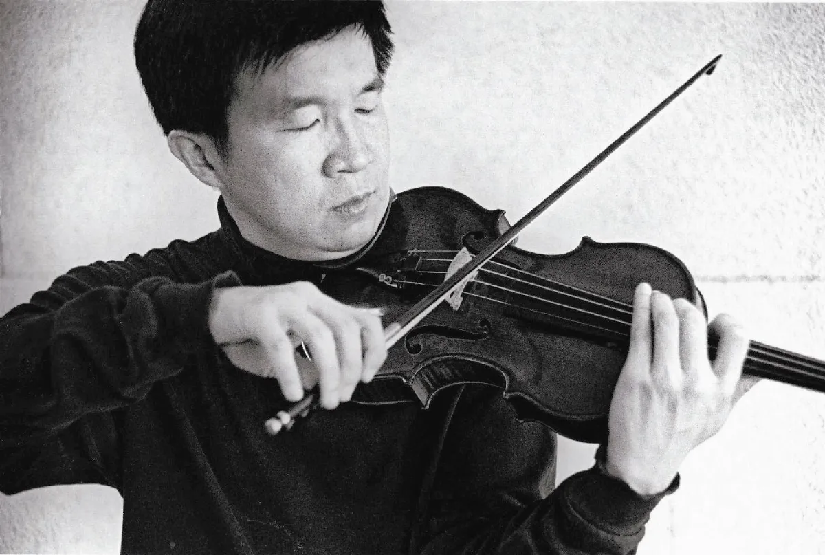 校長賣藝拉小提琴  籌校務基金