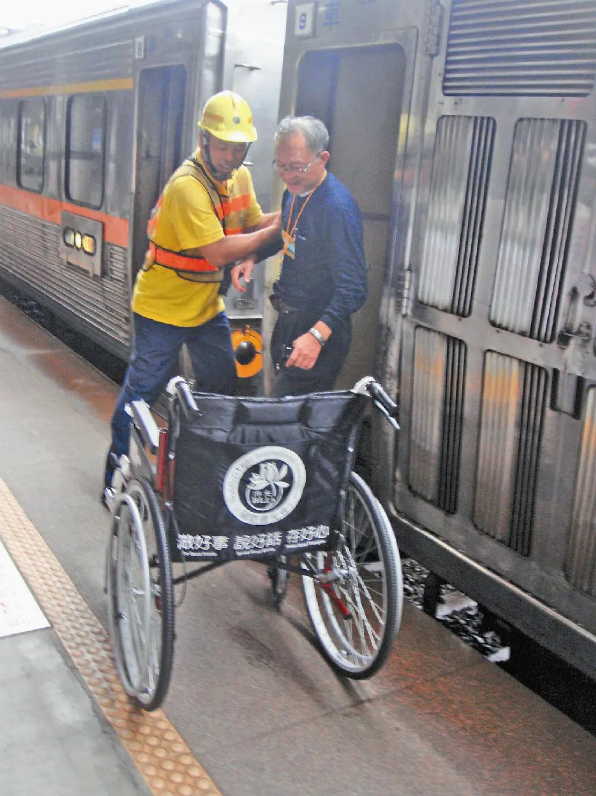 佛光會捐輪椅 車站服務更好