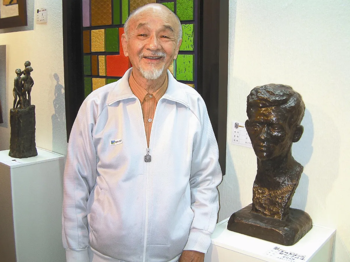 八旬鄭輀輝  跨界繪畫玩雕塑