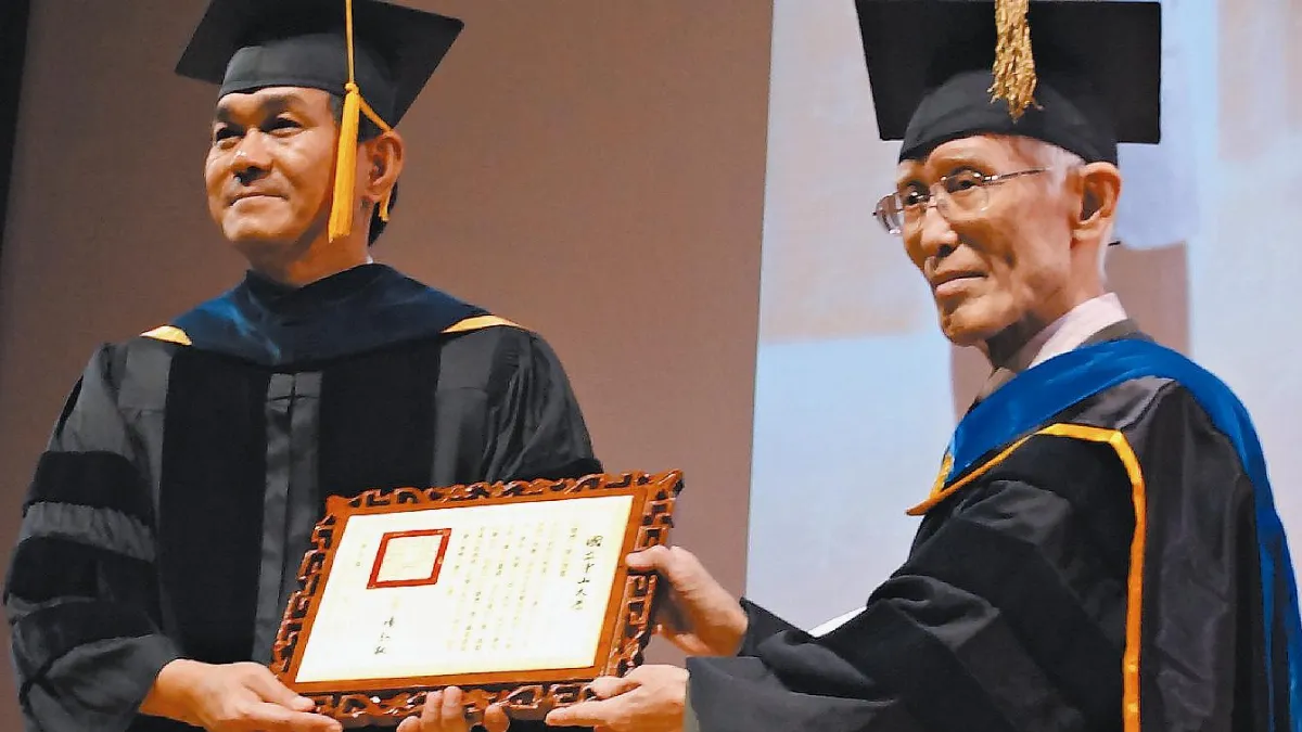 余光中獲中山大學名譽博士