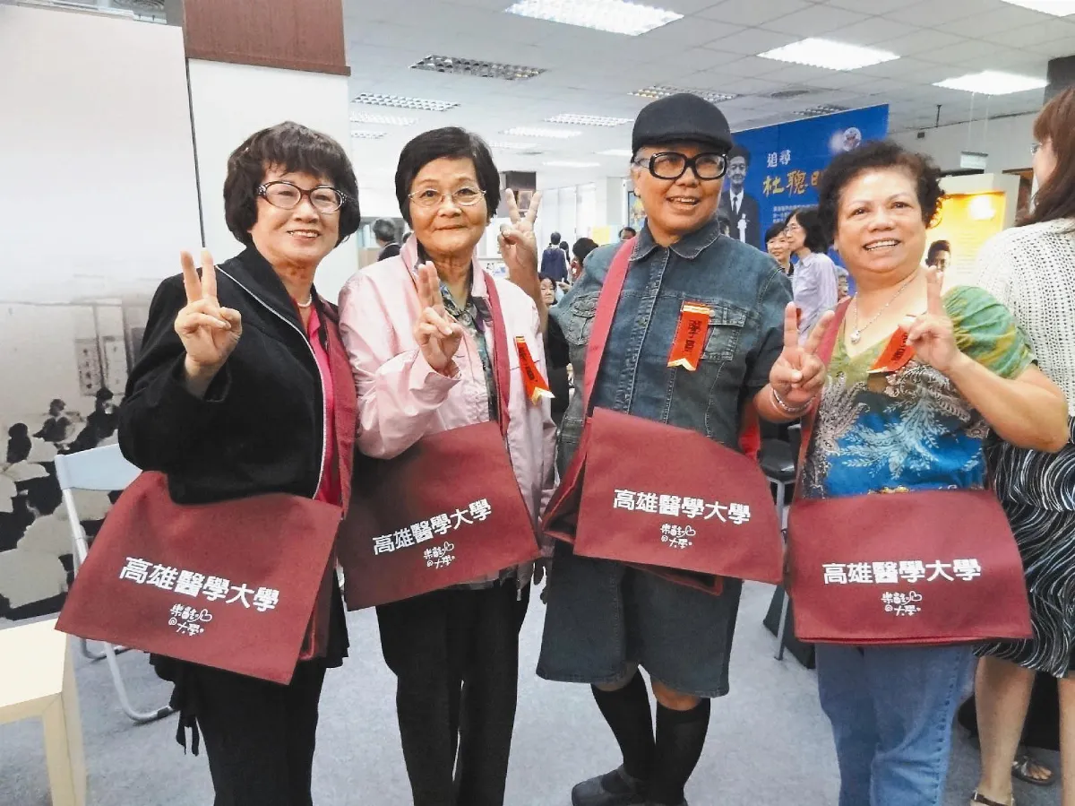 高醫大樂齡大學 開學背書包上學去 年輕學子來交流