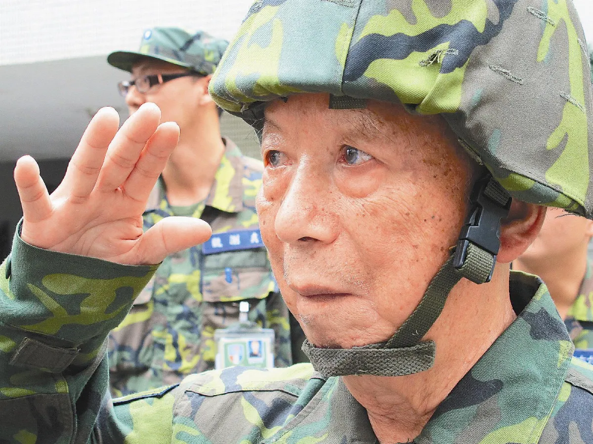 阿公再當新兵 直呼有趣