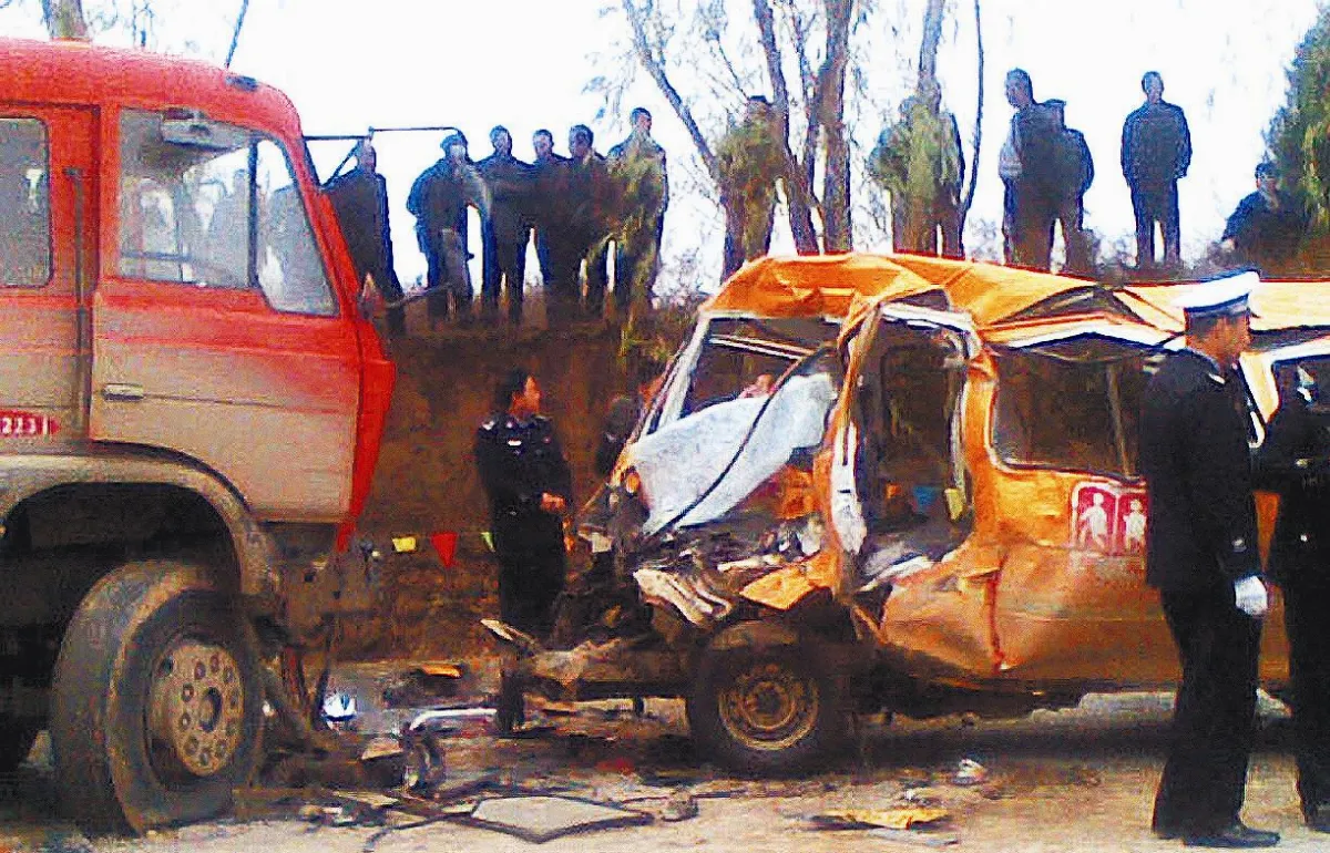 嚴重超載！ 9人車載了64人甘肅娃娃車車禍 20死44傷