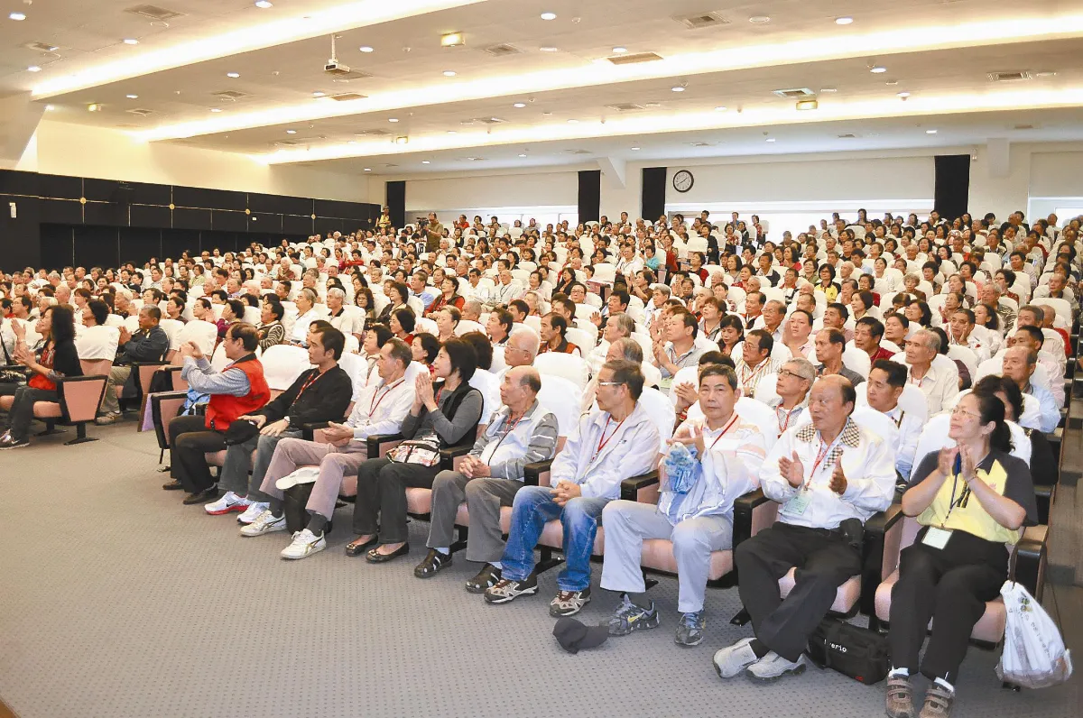 迎接落成 新竹里鄰長遊佛館